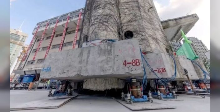 Tarihi okul binası tarihe meydan okudu: 7.600 tonluk yapı 18 günde 62 metre taşındı!