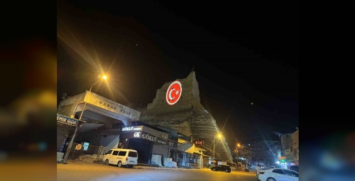 Üç bin yıllık Birecik Kalesi, 15 Temmuz ruhunu yansıtan ışıklarla canlandı
