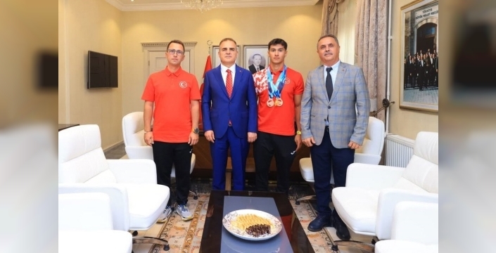 Vali Akbıyık, Dünya Şampiyonu Rahmi Kaan Karahan’ı altınla ödüllendirdi
