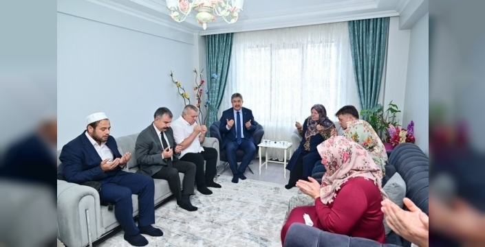Vali Yılmaz, Kıbrıs Gazisi Tınmaz'ın ailesine acılarını paylaşmak için gitti