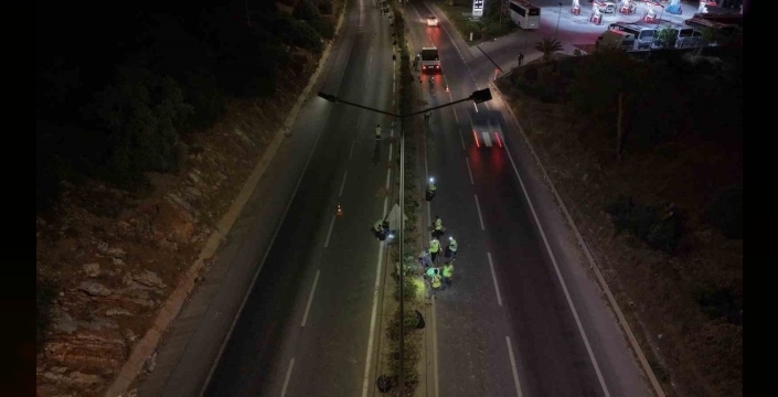 Yol kenarları aydınlandı: 150 kişilik ekip geceyi gündüze çevirdi
