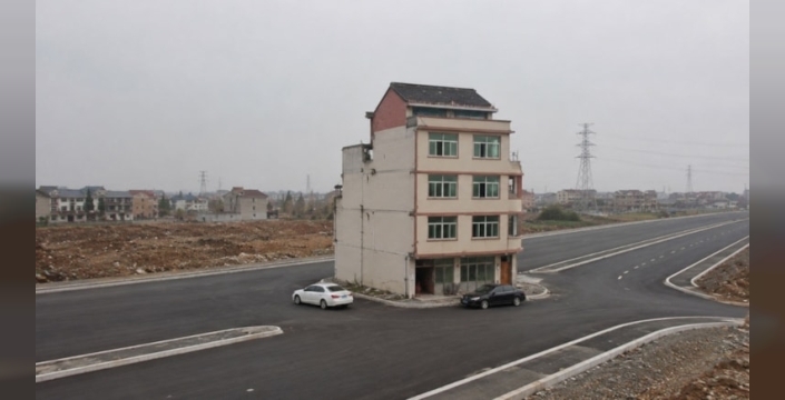 Yol ortasında tek başına kalan ev: Çin'deki 'çivi ev' direnişi yeniden alevlendi
