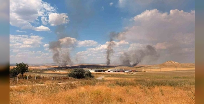 Yozgat'ta korkutan yangın: Tarlalar alevlere teslim oldu, ekipmanlar kül oldu
