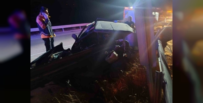Afyonkarahisar'da bariyerlere çarpan sürücü hayatını kaybetti