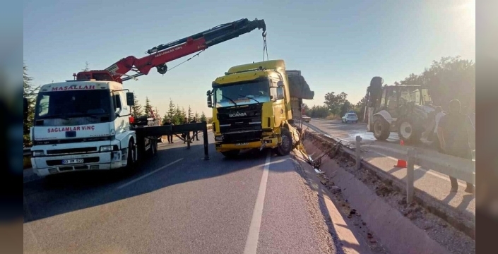 Afyonkarahisar'da patates yüklü tır devrildi