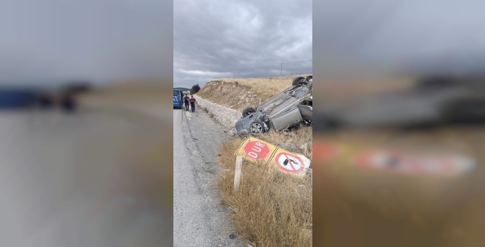 Afyonkarahisar'da refüje devrilen araçta iki yaralı