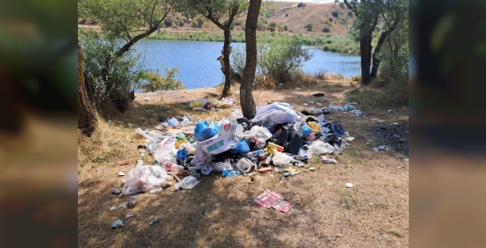 Amatör balıkçılar, göletteki atıkları temizledi