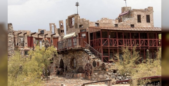 Arizona çölünde 18 odalı kale inşa edildi