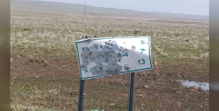 Arpaçay'da yol tabelaları silahla vuruldu