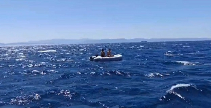 Ayvalık açıklarında sürüklenen 2 kişi, sahil güvenlik tarafından kurtarıldı
