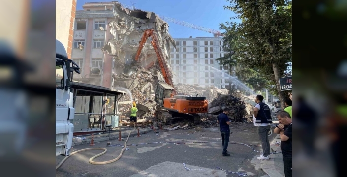 Bahçelievler'de dehşet anları: Çöken binanın yanı sıra tahliye edilen bina da yıkılıyor, eşyalar enkaz altında kaldı