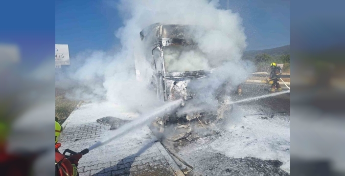 Bandırma-Çanakkale yolunda yürekler ağza geldi: Kamyon alevler içinde kaldı, yangın otluğa sıçradı!