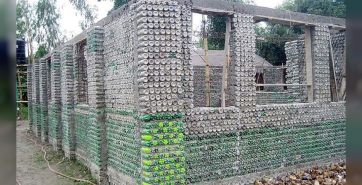 Bangladeş'te 80 bin pet şişe ile ev inşa edildi