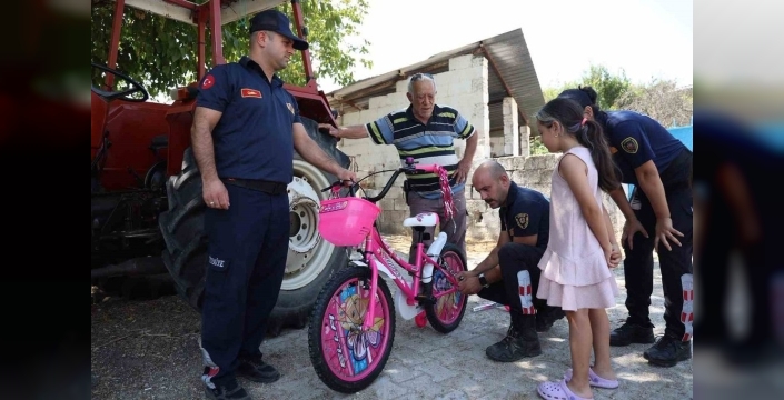 Başkan Çerçioğlu, yangında bisikleti kaybolan çocuğa yenisini gönderdi