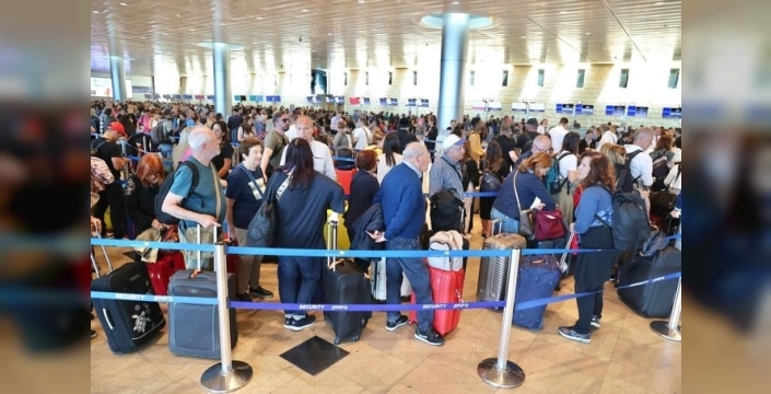Ben Gurion Havalimanı'nda grev: Palyaçolar yolcuları eğlendirmeye çalıştı