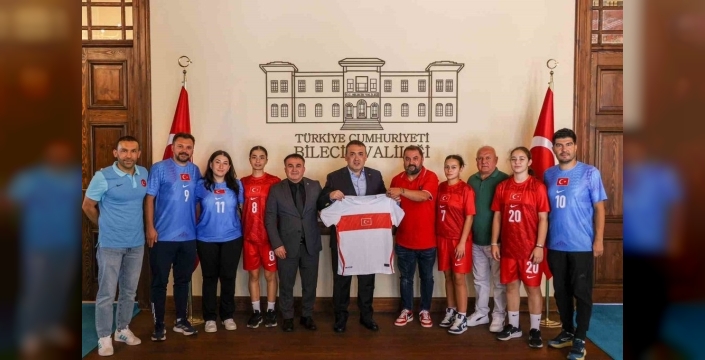 Bilecik'te ses getiren kamp: İşitme engelli genç kızlar sahaya indi