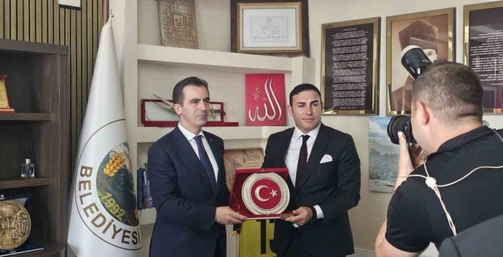 Bitlis Valisi Ahmet Karakaya, Adilcevaz'da çiftçilerle bir araya geldi
