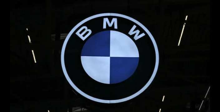 BMW'den şaşırtan hamle: Lüks otomobiller reklam panosuna mı dönüşüyor?