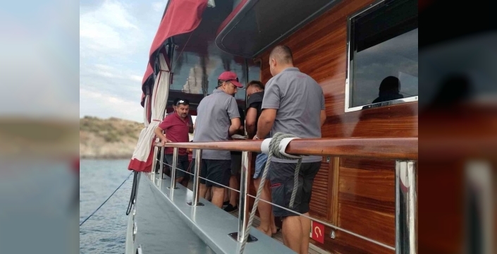 Bodrum'da tekneden düşen turist hastaneye kaldırıldı