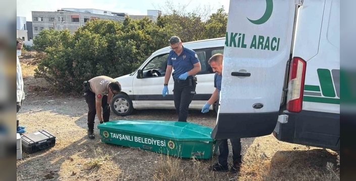 Boş arazide yaşlı adam ölü bulundu