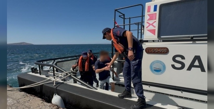 Bozcaada açıklarında gemide rahatsızlanan personel tahliye edildi