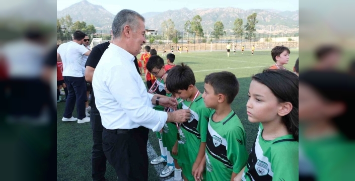 Buharkent'te minik yürekler sahada coştu: 'Kentin Çocukları' futbol şöleni sona erdi!