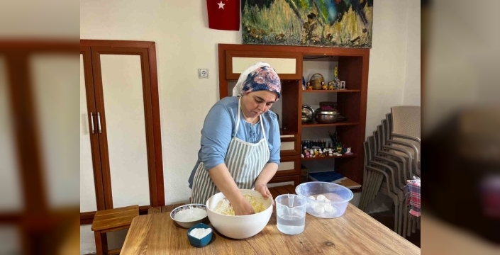 Buldan'da kadınlar kışlık gıda hazırlıklarına devam ediyor