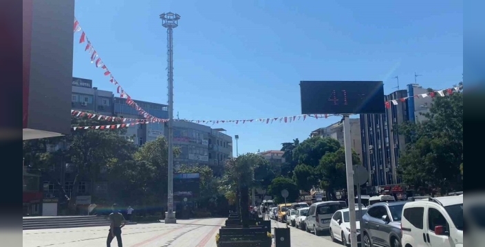 Burhaniye'de sıcak hava 40 dereceyi aştı