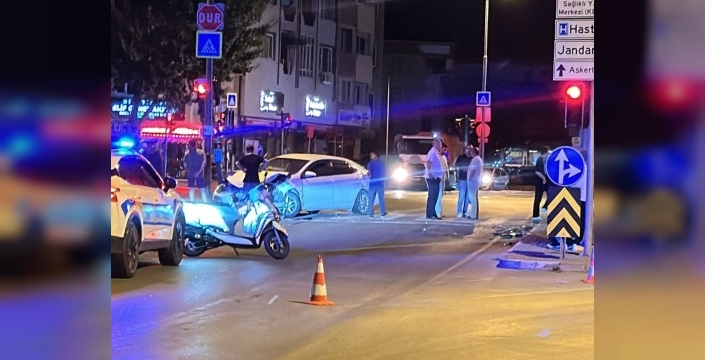 Bursa'da iki otomobilin çarpışması sonucu 9 kişi yaralandı