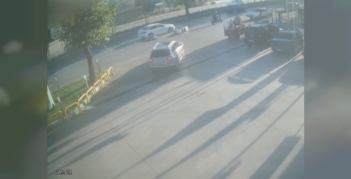 Bursa'da motosikletin otomobile çarpma anı kamerada