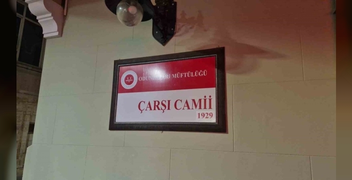 Camiye namaz kılmaya giden vatandaşın eşyaları çalındı