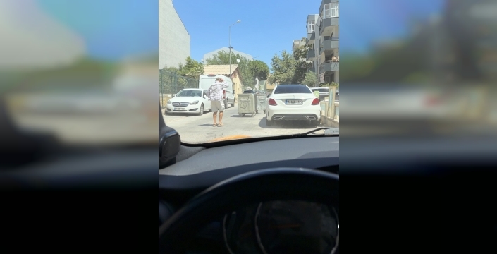 Çanakkale'de rüzgar azdı, çöp konteynerleri yola fırladı: Sürücü panik yaşadı
