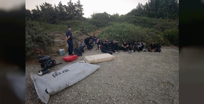 Çeşme'de 16 düzensiz göçmen operasyonla yakalandı