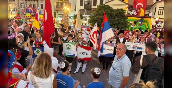 Çeşme'de uluslararası halk dansları festivali düzenlendi
