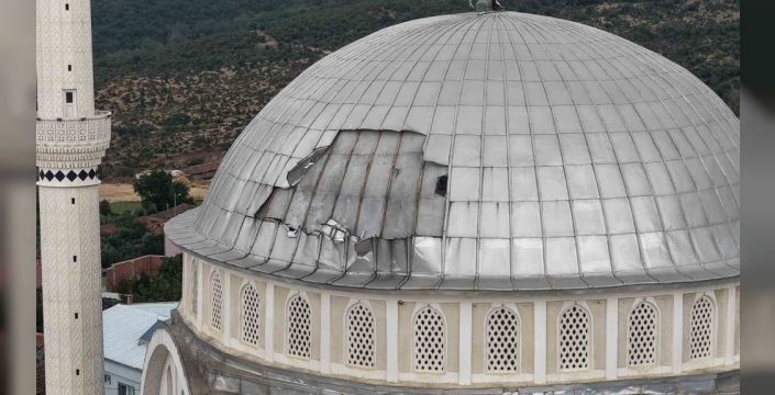 Dedeoba Mahallesi'ndeki caminin kubbesi poyraz nedeniyle hasar gördü