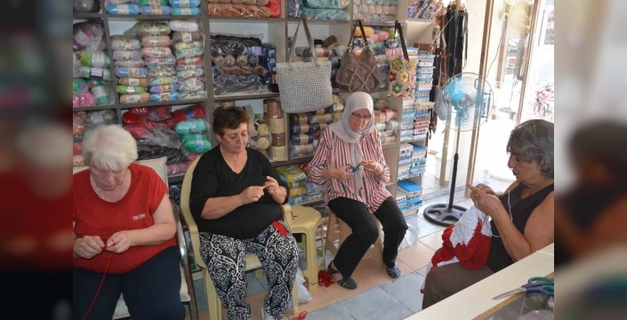 Demirci'de kadınlar dev Türk bayrağı ördü
