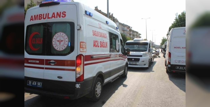 Direksiyon hakimiyetini kaybeden sürücü, karşı şeritteki araca çarptı