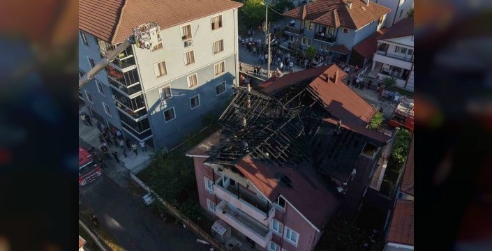 Düzce'de ev alevlere teslim oldu: Ekiplerin nefes kesen mücadelesi!