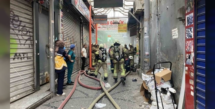 Eminönü'nde iş yeri yangını: İtfaiyeciler etkilendi