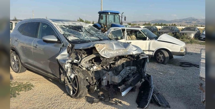 Emirdağ'da iki otomobil çarpıştı: 1 ölü, 7 yaralı