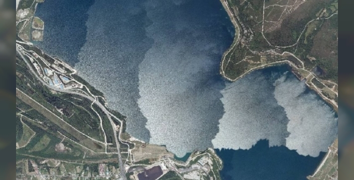 Eski maden ocağı, 300 metre derinliğinde göle dönüştü