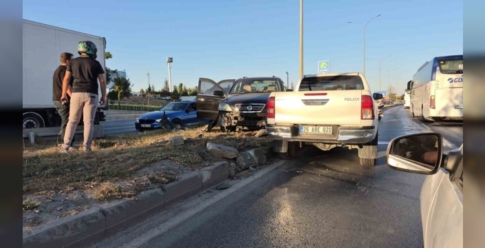 Eskişehir'de otomobil refüje çıktı, kaza maddi hasarla atlatıldı