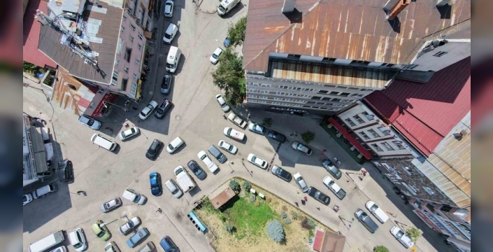 Esnaf, ters yönden gelen araçlara karşı kendi tabelasını astı