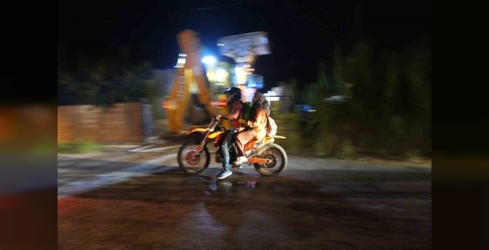 Fethiye yangınında vatandaşlar insan zinciri oluşturdu