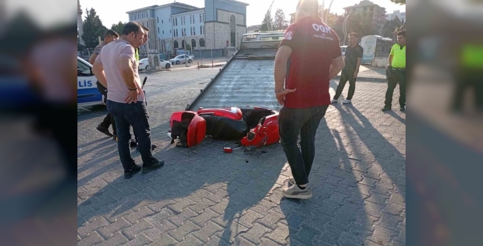 Gediz'de arazöz ile motosiklet çarpıştı, 1 kişi yaralandı