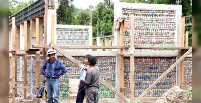 Guatemala'da okullar pet şişelerle inşa ediliyor