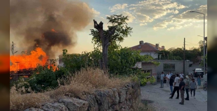 Güzelyurt'un tarihi dokusu alevlere teslim oldu: Boş evde çıkan yangın yürekleri ağza getirdi