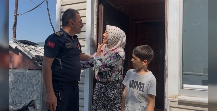 Hanife Teyze, yangına karşı alevlerin önünde durdu
