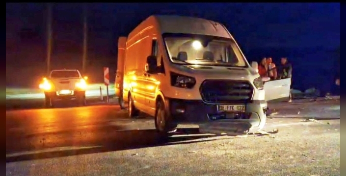 Hisarcık'ta otomobil ve minibüs çarpıştı, 3 kişi yaralandı