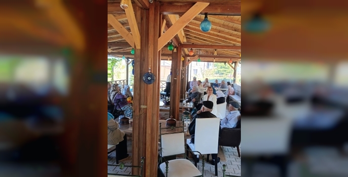 Huzurevi sakinleri lavanta bahçesinde keyifli anlar yaşadı